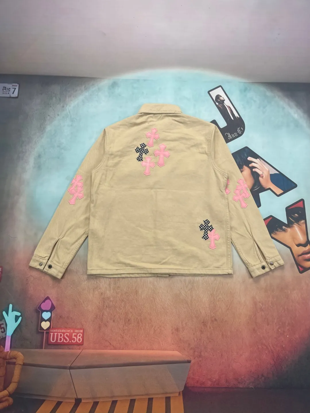 🅿️280 🔘Model No.-KL318 🔘Cro Xin𝐂𝐡𝐫𝐨𝐦𝐞 𝐇𝐞𝐚𝐫𝐭 CH Cherry Blossom Pink Checkerboard Leather Jacket* Cro Xin is a representative shirt jacket that many celebrities love to wear, like Yu Shuxin and Angelababy. Passed. The main body fabric in khaki has a great texture, is strong and stylish. The pink cross-shaped patchwork leather is so eye-catching, and it is also embellished with checkerboard elements. It directly brings out the sweet and cool style, and the design is overwhelming. The hardware buttons are exquisite and durable, and the Crow heart logo on them is full of details, highlighting high-end quality. No matter whether it’s a boy or a girl, it looks great on you! The matching ideas are as follows: Girls' outfit: Wear a short midriff-baring sling underneath to reveal a slim waist, pair with black cycling shorts, then put on a pair of white thick-soled dad shoes, and carry a pink Crouch heart chain bag of the same color. The sweet and spicy look will make you turn heads when you go out on the street. Or wear a white lace bottoming shirt, a high-waisted pleated skirt, and Mary Jane leather shoes, which is sweet and retro. Boys' outfit: Wear a black tight-fitting T-shirt underneath to show off your figure, black overalls, black high-top Martin boots, a black baseball cap and sunglasses to achieve a cool street style. You can also wear a light-colored loose sweatshirt underneath, blue jeans and white sneakers for a simple and casual look without losing the trend.  Size: S M L XL (46.48.50.52) Color: Khaki